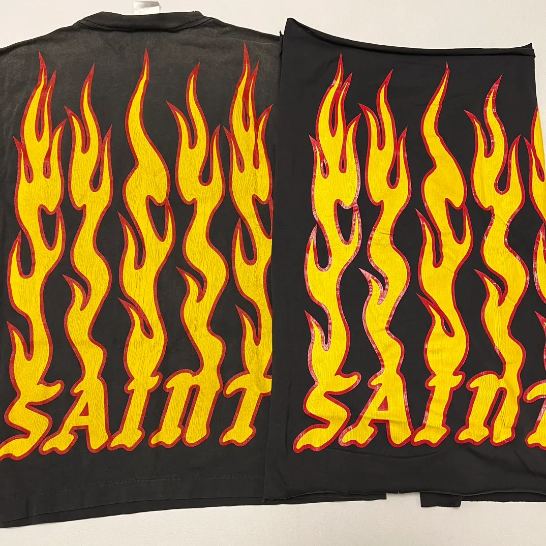 Authentic sample. Don’t buy products made from pictures. SAINT Mxxxxxx LS TEE/SOUL ON FIRE/BLK Soul Flame/Flame Long Sleeve. Washed Black S-XL. Look for cylindrical fabrics without side seams. Don’t buy open-width ones anymore. It’s boring.